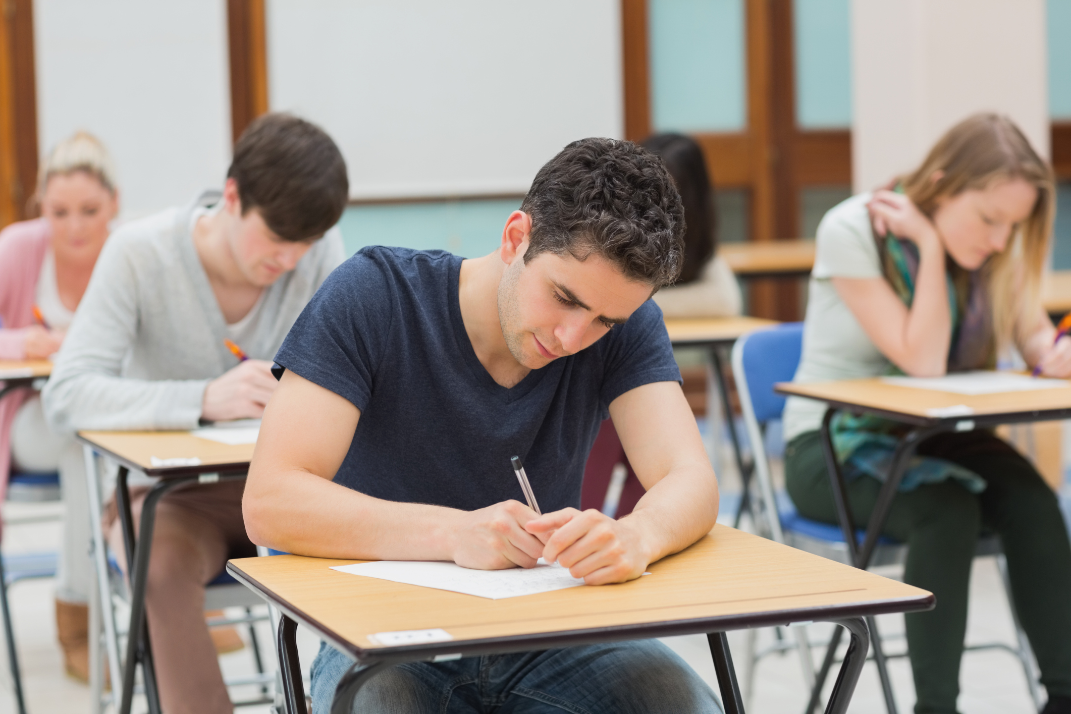 Student questions. Студент на экзамене. Студент за партой. Студенты на занятиях. Подросток за партой.