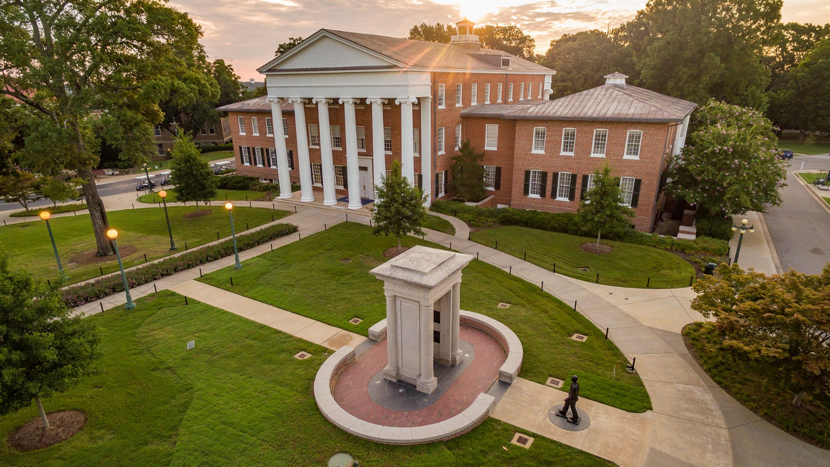 Hotty Toddy! Five Reasons The University of Mississippi Appeals to Midwestern Students